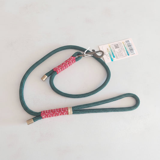 Guinzaglio Bosco Alpino elegante per ogni escursione e affascinante, per un look unico. Disponibili altre varianti e colori abbinabili ai collari della linea stella il made in italy di ZekyShop