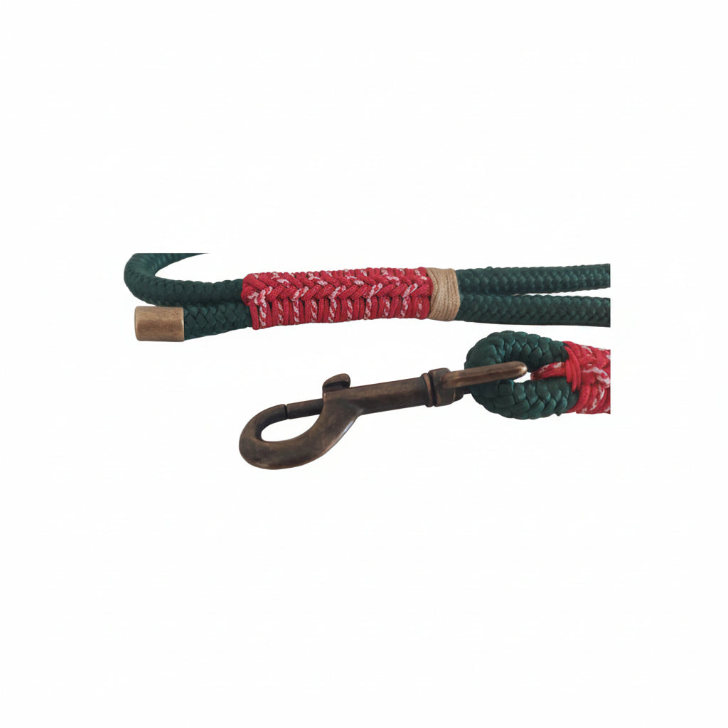 Particolare del guinzaglio Bosco Alpino decorazione dell'intreccio e gli accessori in acciaio colore oro antico