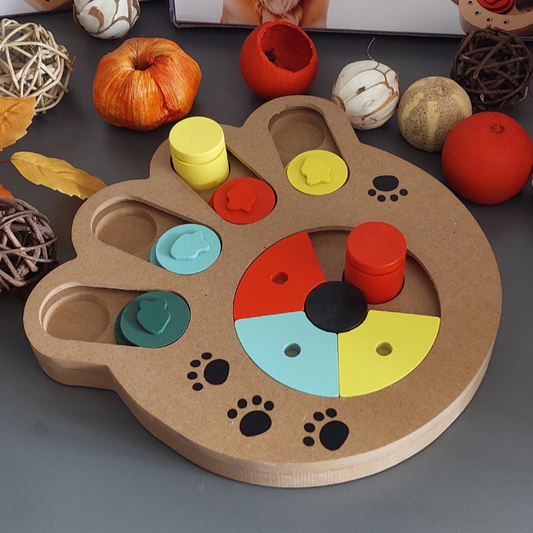 Dettaglio gioco interattivo per cani zampa in legno colorato livello 3