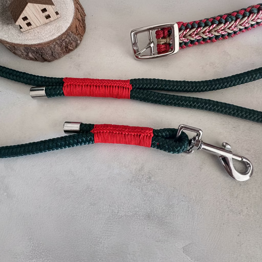 particolare fatto a mano made in italy della decorazione del guinzaglio magia del bosco verde della linea stella di natale realizzata da zekyshop per esaltare la bellezza dei nostri amati cuccioli anche durante le festività natalizie.