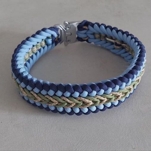 Collare Bosco Blu realizzato artigianalmente in italia composto da paracord di diverse colorazioni intrecciate a mano by ZekyShop