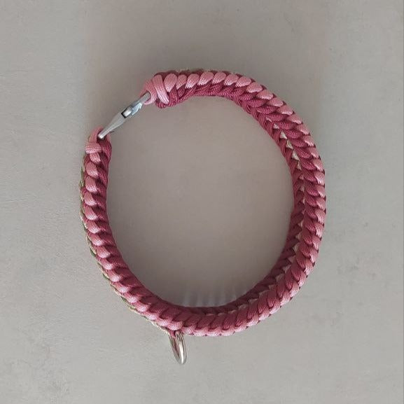vista dall'alto del collare bosco rosa della linea artigianale e made in italy di zekyshop