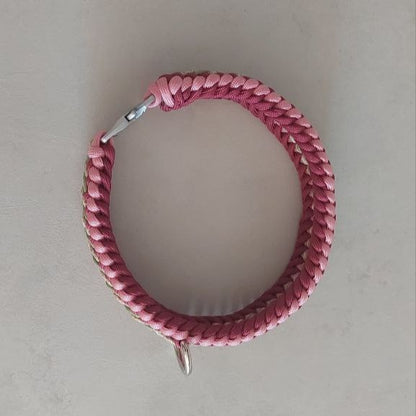 vista dall'alto del collare bosco rosa della linea artigianale e made in italy di zekyshop