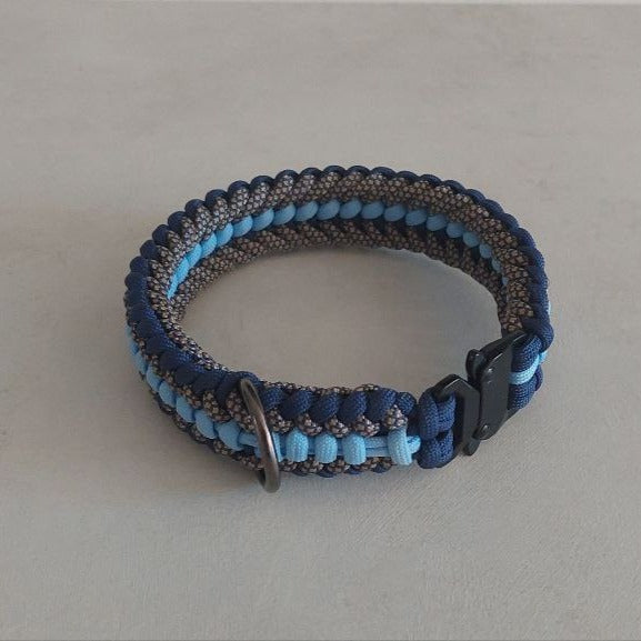 dettaglio del collare isa blu in paracord e acciaio nero