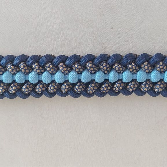 collare isa blu particolare della lavorazione  in paracord made in italy artigianale 