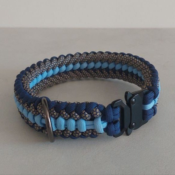 Collare isa Blu realizzato artigianalmente con paracord e acciaio nero per la linea made in italy di zekyshop