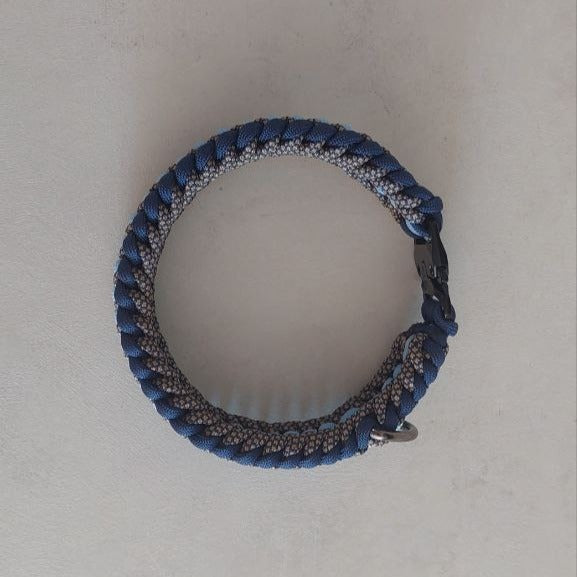 collare isa blu realizzato in paracord vista dall'alto