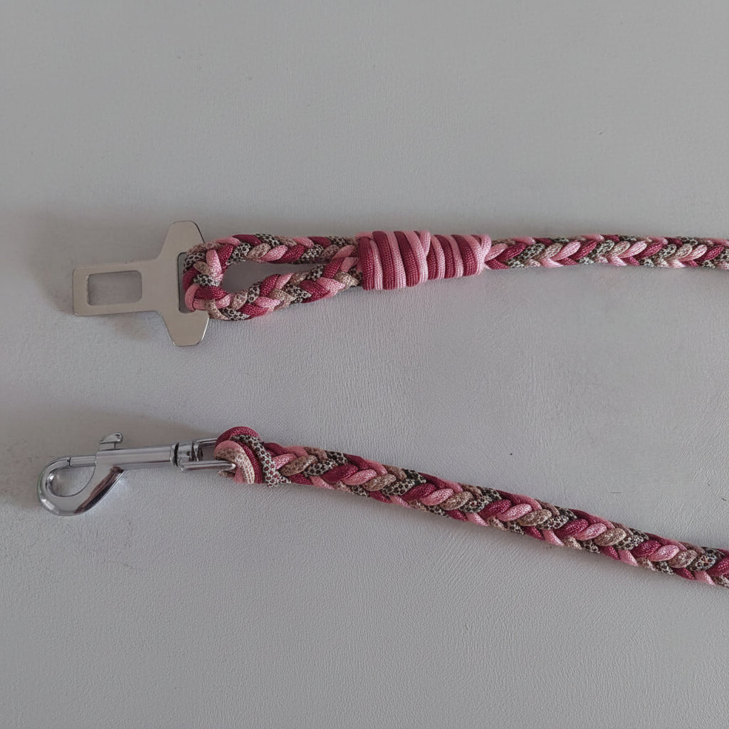 Dettaglio del Guinzaglio per auto Bosco Incantato Rosa creato artigianalmente in Italia da ZekyShop