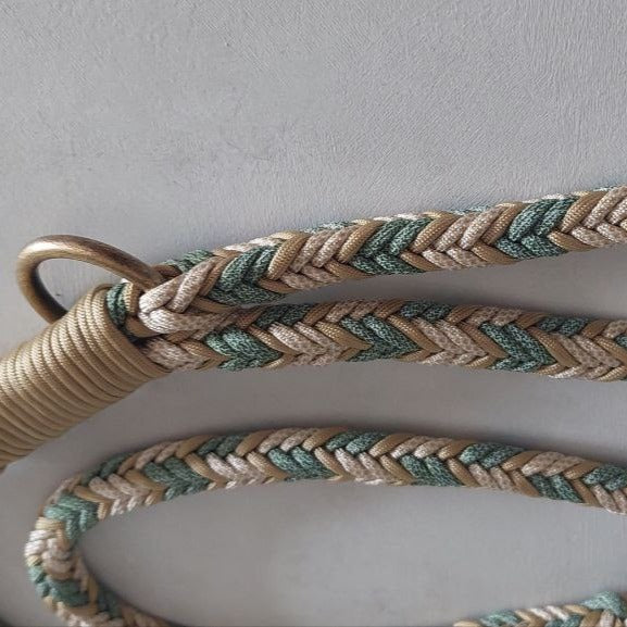 Dettaglio del Guinzaglio Bosco Incantato Verde realizzato in paracord con particolari in oro anticato