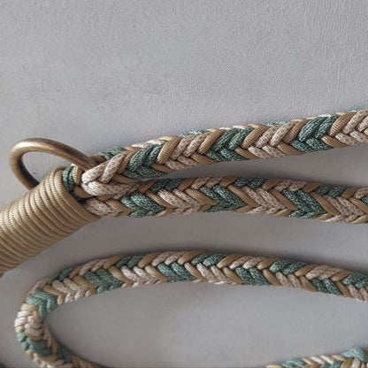 Dettaglio del Guinzaglio Bosco Incantato Verde realizzato in paracord con particolari in oro anticato