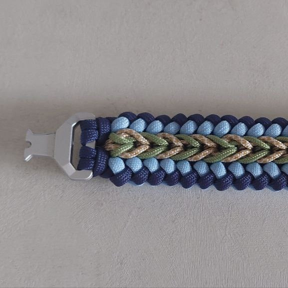 Dettaglio Collare Bosco Blu  in paracord e chiusura nacciaio argentato