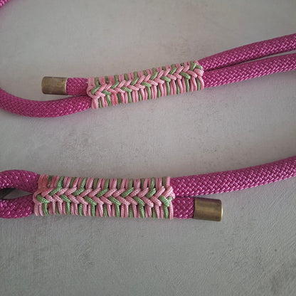 Dettaglio della decorazione realizzata a mano del guinzaglio pink