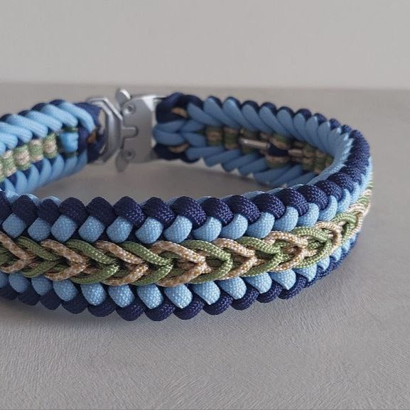 Dettaglio del Collare Bosco Blu realizzato artigianalmente da ZekyShop