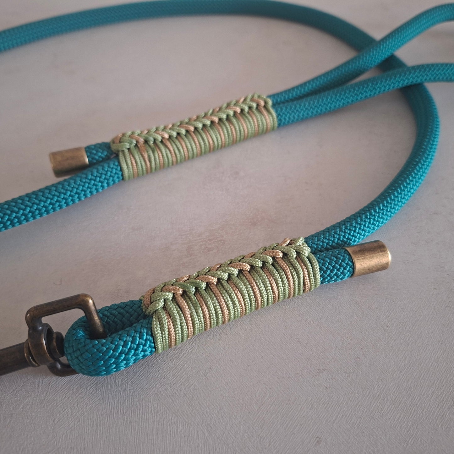 Dettagio del guinzaglio isa verde acqua in paracord zekyshop