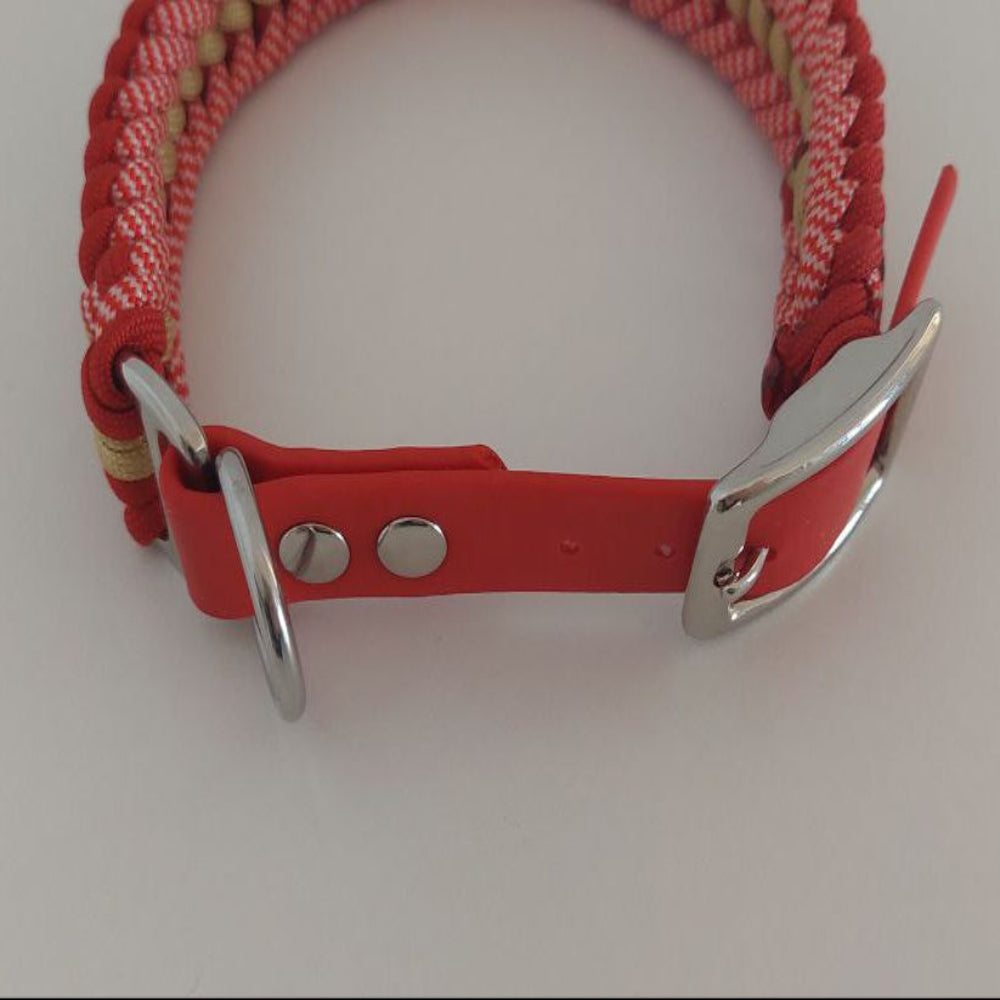 Dettaglio della fibbia regolabile del collare Isa Fatto a mano per cani di piccola e media taglia