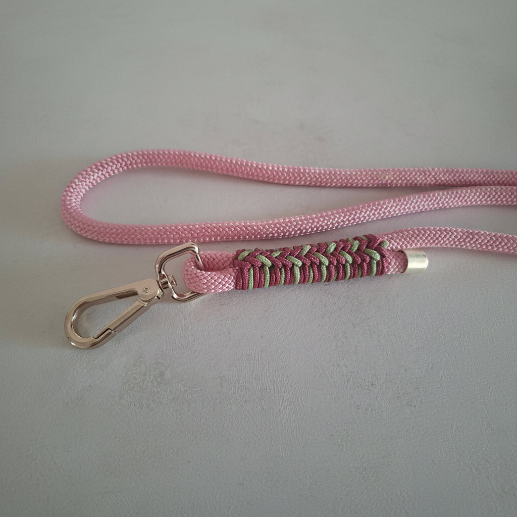 Dettaglio del gancio e della decorazione del guinzaglio isa rosa pastello