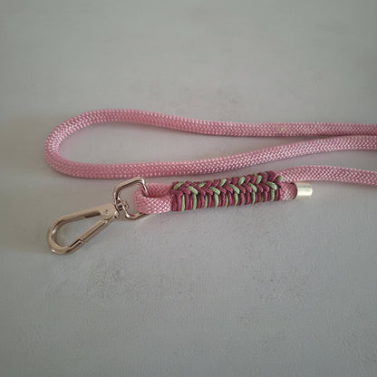 Dettaglio del gancio e della decorazione del guinzaglio isa rosa pastello