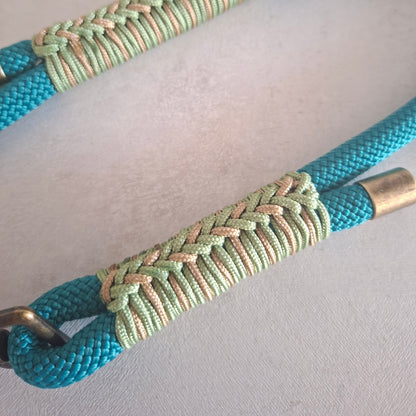 Dettaglio del guinzaglio isa verde acqua ella linea Isa di ZekyShop realizzato a mano in Italia