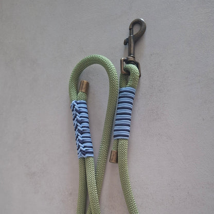 Dettaglio del guinzaglio isa verde chiar della linea isabella realizzato a mano in italia con particolari colorati in blu marino e polare