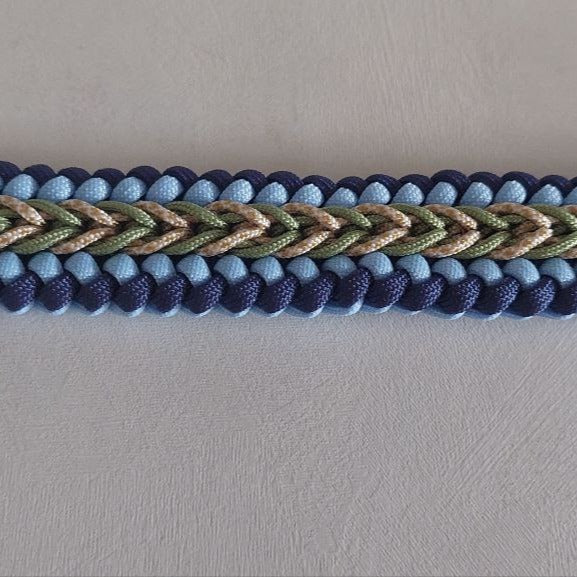 Dettaglio dell'intreccio del collare Bosco Blu realizzato a mano linea artigianale di ZekyShop made in Italy