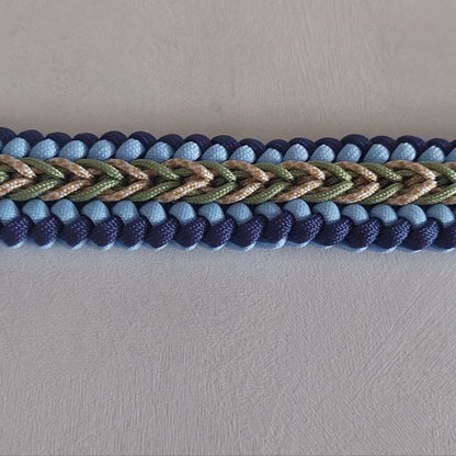 Dettaglio dell'intreccio del collare Bosco Blu realizzato a mano linea artigianale di ZekyShop made in Italy
