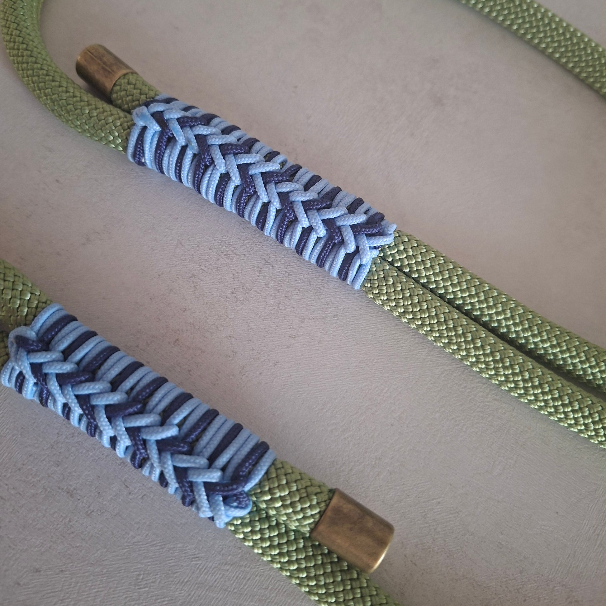 Dettaglio dell'intreccio realizzato a mano sul guinzaglio isa verde chiaro di zekyshop