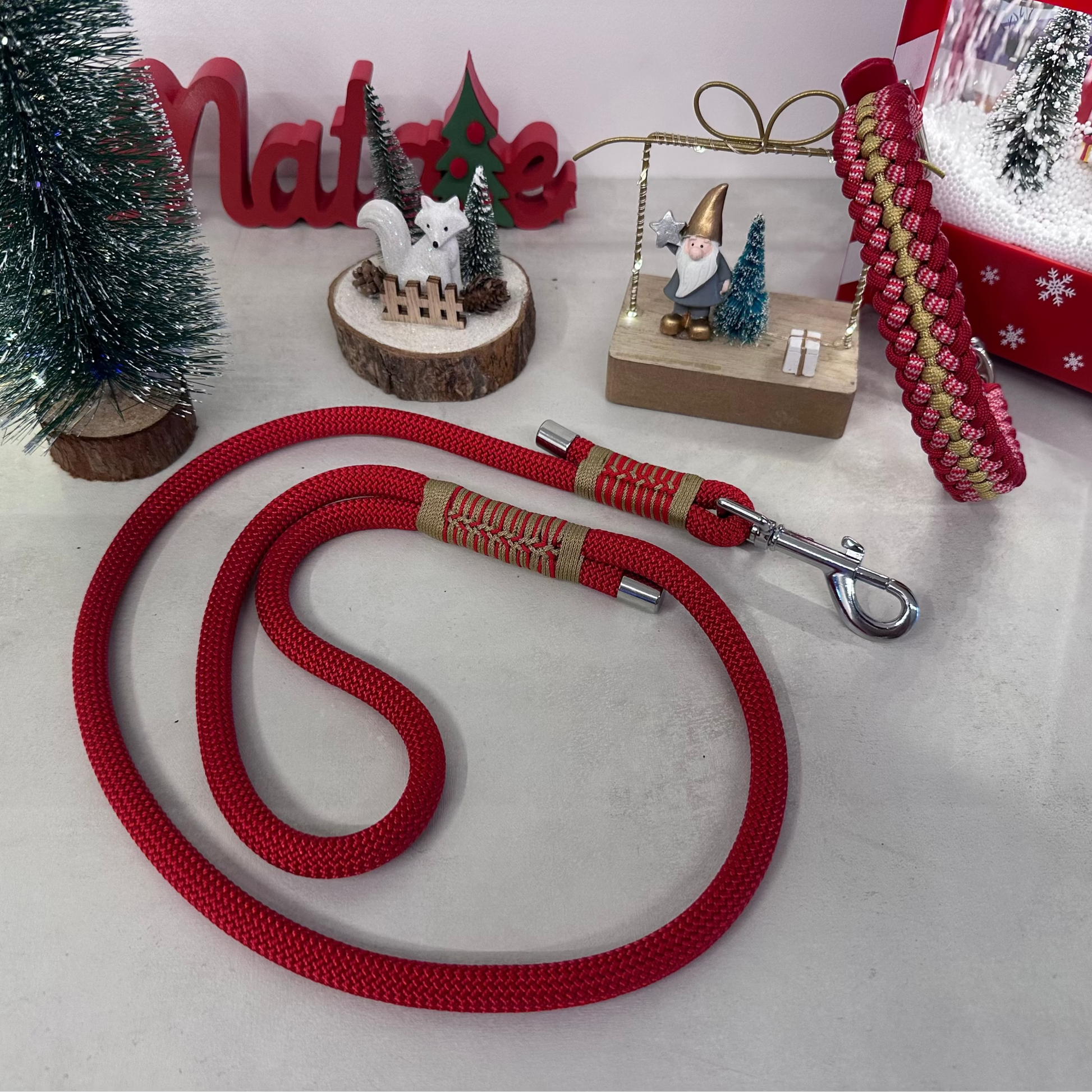 Set natalizio guinzaglio rosso Isa abbinato al suo collare cordinato chic per Natale per cani di taglia piccola e media