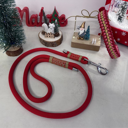 Set natalizio guinzaglio rosso Isa abbinato al suo collare cordinato chic per Natale per cani di taglia piccola e media