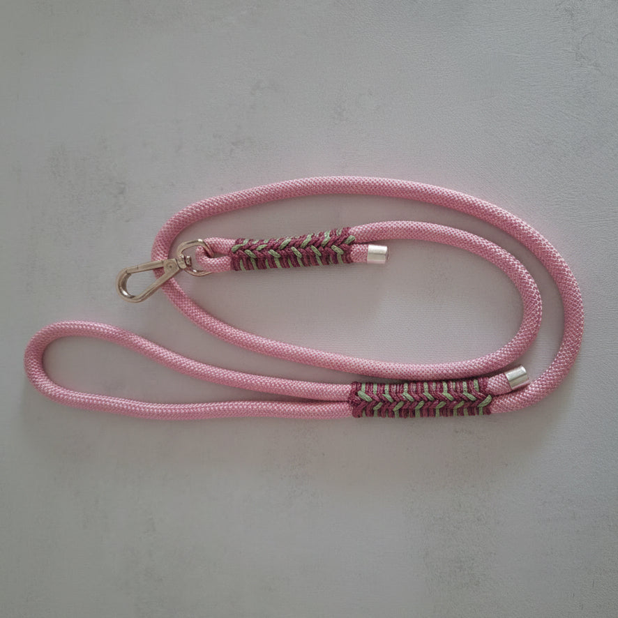 Guinzaglio isa rosa pastello realizzato a mano in paracord by zekyshop