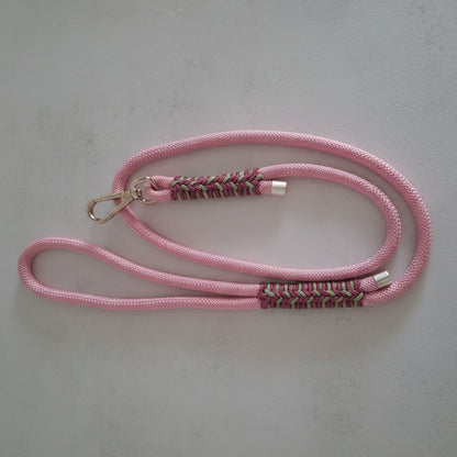Guinzaglio isa rosa pastello realizzato a mano in paracord by zekyshop