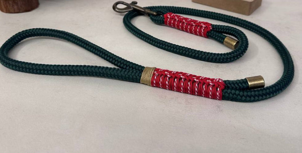 Guinzaglio Bosco Alpino elegante per ogni escursione, misterioso e affascinante, per un look unico. Disponibili altre varianti e colori abbinabili ai collari della linea stella il made in italy di ZekyShop