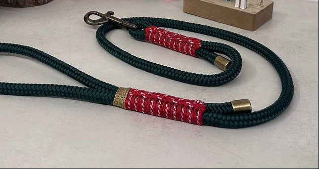 Guinzaglio Bosco Alpino elegante per ogni escursione e affascinante, per un look unico. Disponibili altre varianti e colori abbinabili ai collari della linea stella il made in italy di ZekyShop