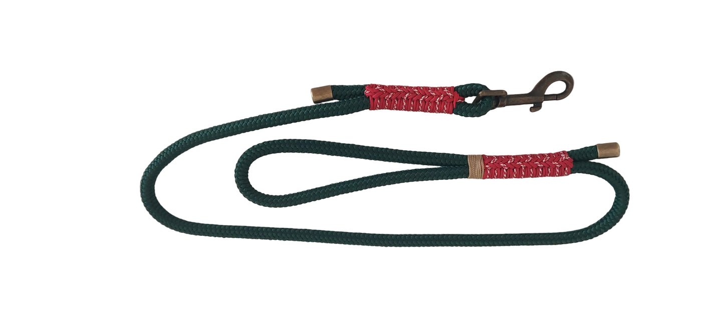 Guinzaglio Bosco Alpino Verde con intreccio colorato in rosso bianco e oro Colori scelti per richiamare i colori del bosco durante le passeggiate con il cane d'inverno