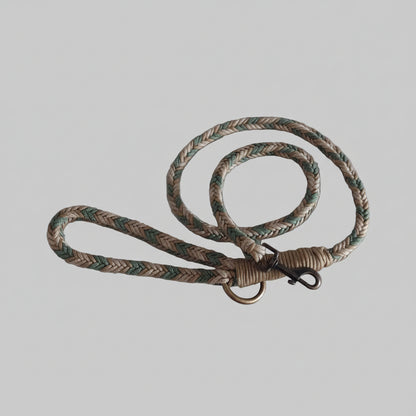 Guinzaglio Bosco Incantato Verde realizzato artigianalmente in Italia intrecciato a mano con paracord colorato e moschettone in oro anticato