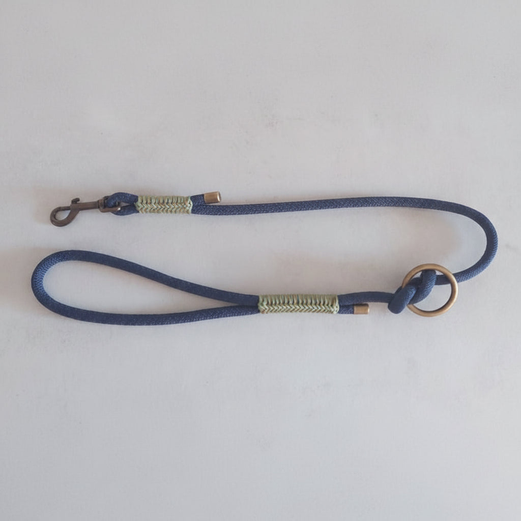 Guinzaglio Isa Blu con dettaglia intrecciati a mano e accessori in acciaio color oro anticato