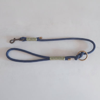 Guinzaglio Isa Blu con dettaglia intrecciati a mano e accessori in acciaio color oro anticato