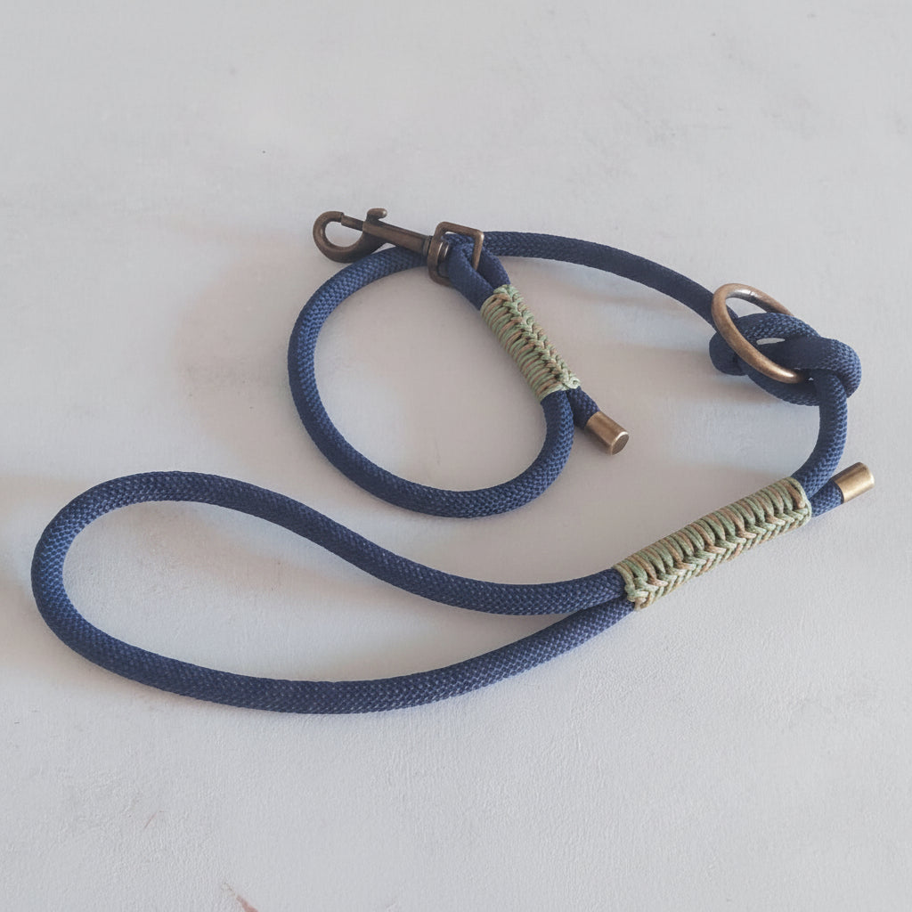 guinzaglio isa blu realizzato in paracord taglia unica misura 110/120 cm made in italy artigianale by zekyshop