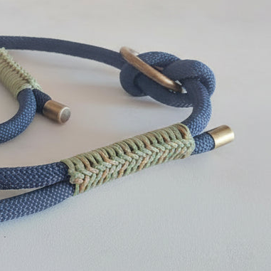 Particolare del guinzaglio isa blu realizzato a mano in paracord made in italy artigianale
