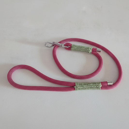 Guinzaglio Isa Rosa realizzato artigianalmente in Italia in Paracord rosa e dettagli intrecciai in paracord verde