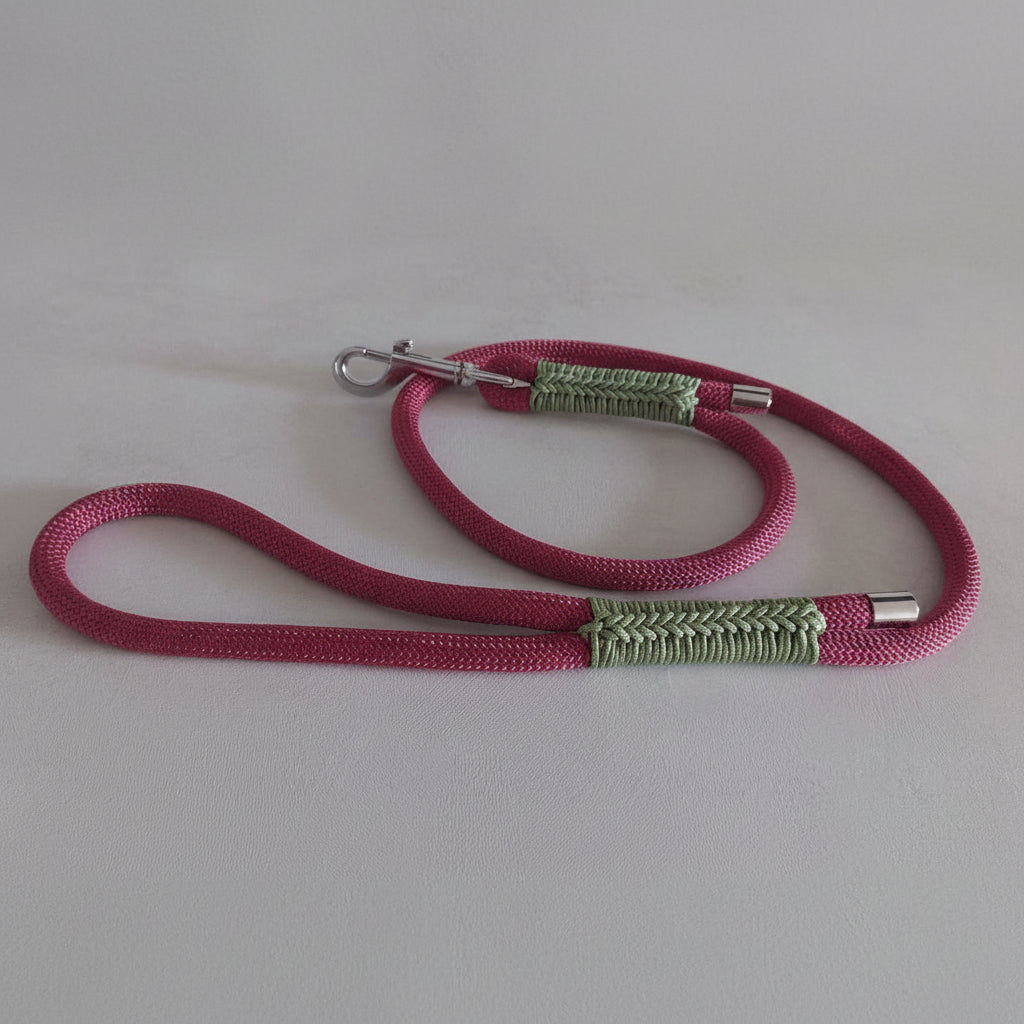 Guinzaglio Isa Rosa creato artigianalmente in Italia da ZekyShop composto da corde in paracord disponibile in diverse colorazioni