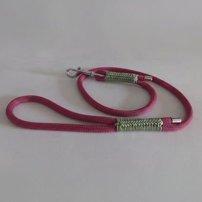 Guinzaglio Isa Rosa creato artigianalmente in Italia da ZekyShop composto da corde in paracord disponibile in diverse colorazioni