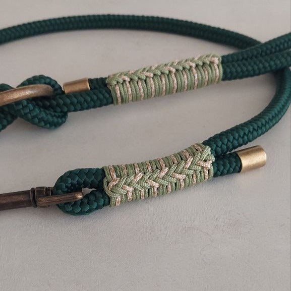Guinzaglio Isa Verde dettaglio dell'intreccio in paracord made in italy artigianale realizzato da ZekyShop