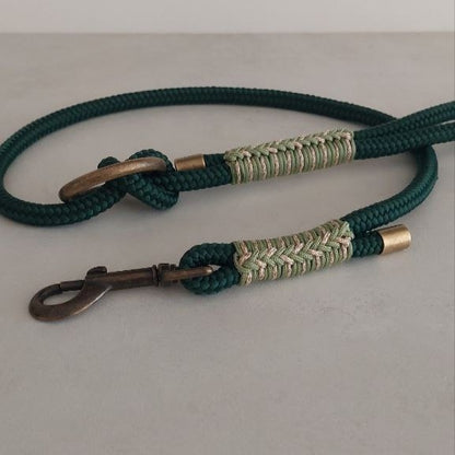 Particolare del Guinzaglio Isa Verde conintrecci in paracord verde e bianco con diamanti oro