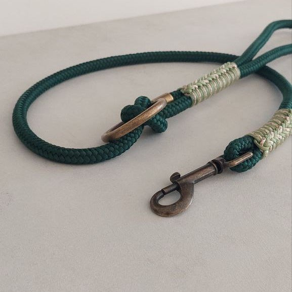 Dettaglio del guinzaglio Isa Verde con moschettone color oro anticato anello dello stesso colore per il dispencer dei sacchetti 