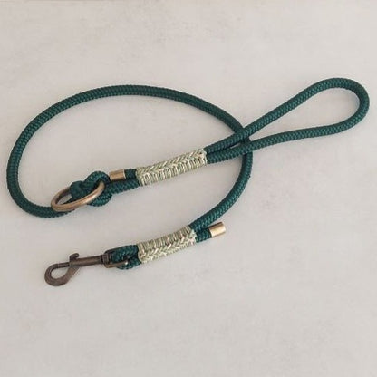 Guinzaglio Isa Verde reaizzato in paracord artigianalmente in italia