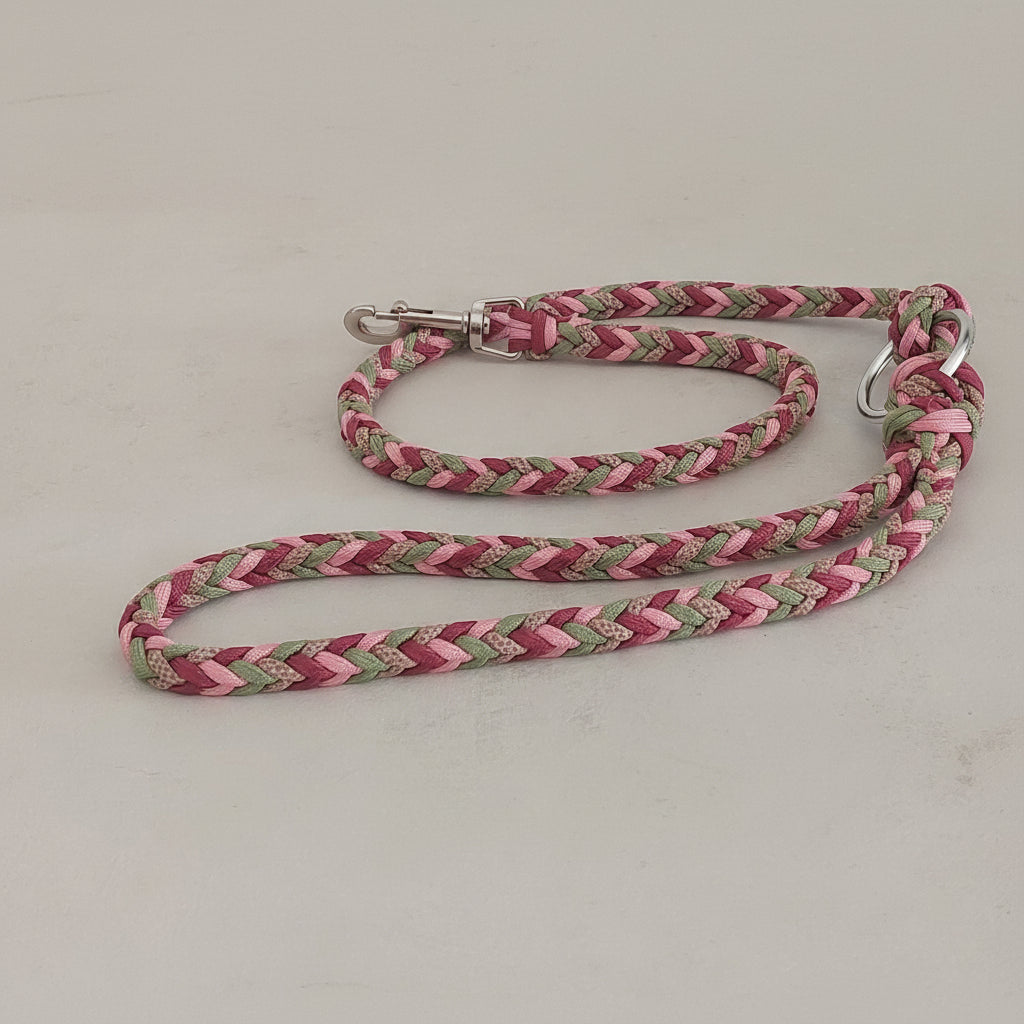 guinzaglio bosco incantato rosa creato con corde di paracord intrecciato a mano made in italy by zekyshop