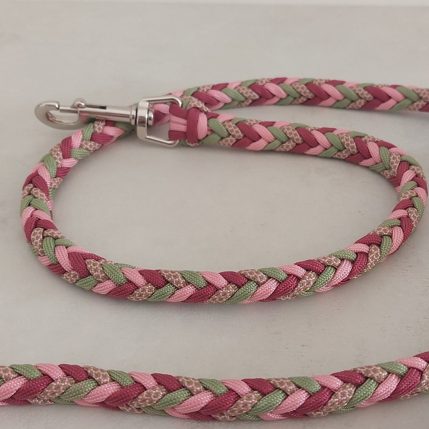 guinzaglio bosco incantato zekyshop rosa made in italy artigianale creato con corde di paracord intrecciate a mano