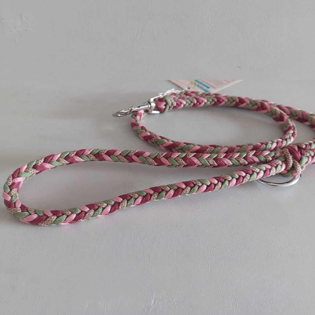 Dettaglio del guinzaglio bosco incantato rosa realizzato artigianalmente in italia con paracord di diversi colori intrecciati a mano