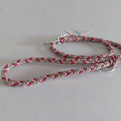 Dettaglio del guinzaglio bosco incantato rosa realizzato artigianalmente in italia con paracord di diversi colori intrecciati a mano