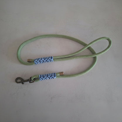 Guinzaglio isa verde chiaro realizzato a mano in italia con dettagli intrecciati in paracord blu marini e polare
